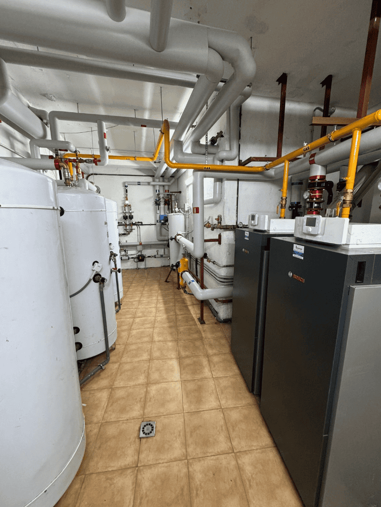 Sala de calderas de una instalación de calefacción central