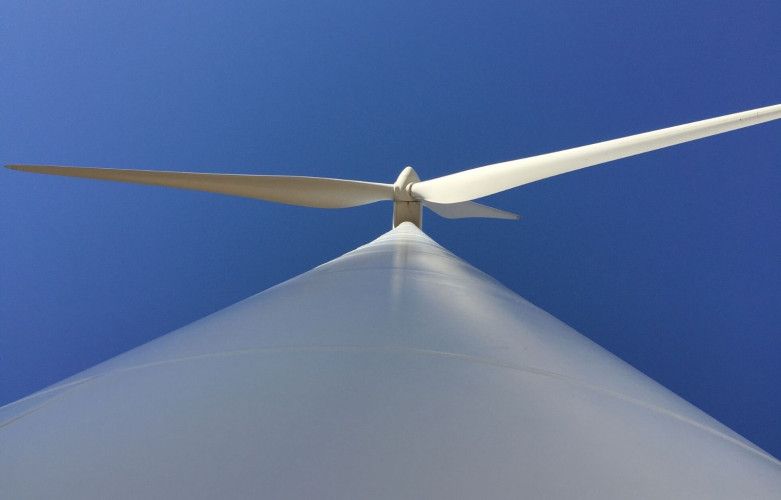Previnsa Wind, GWO. Vista de un aerogenerador desde abajo.