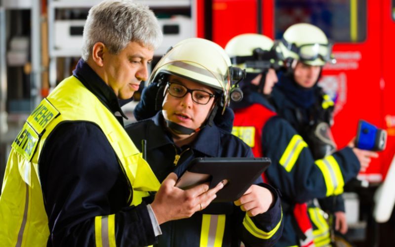 ¿Qué es un Plan de Emergencia Interno (PEI)? 2 Plan de Emergencia Interno bomberos siguiendo el plan