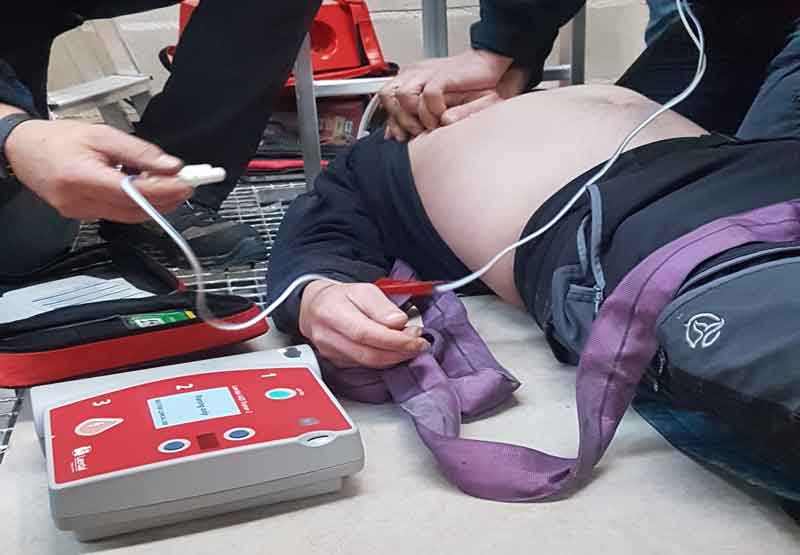 Previnsa Formación en emergencias Primeros auxilios avanzado, trabajadores realizando las prácticas