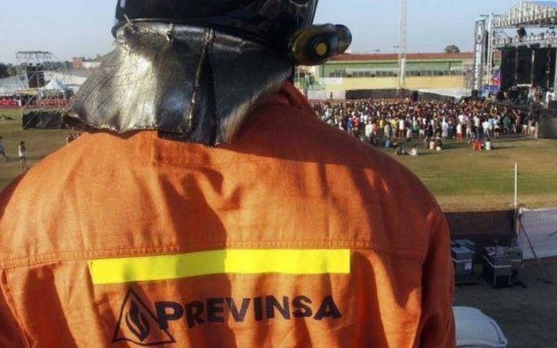 Previnsa - Retenes de seguridad y rescate. Bombero visto de espalda.