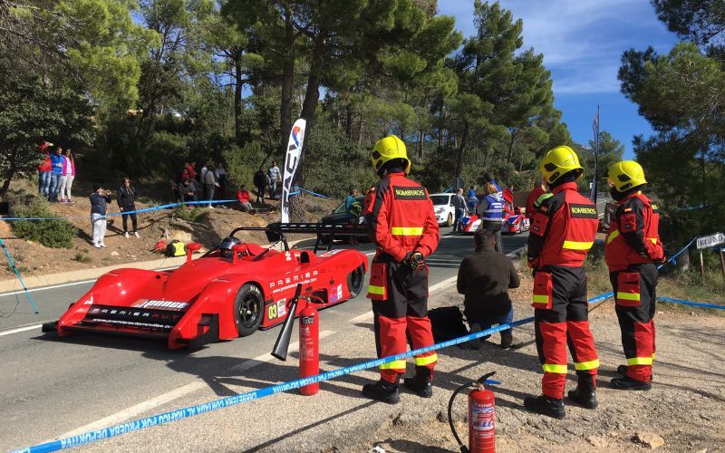Previnsa - Retenes de seguridad y rescate. Bomberos vigilando competición automovilística.