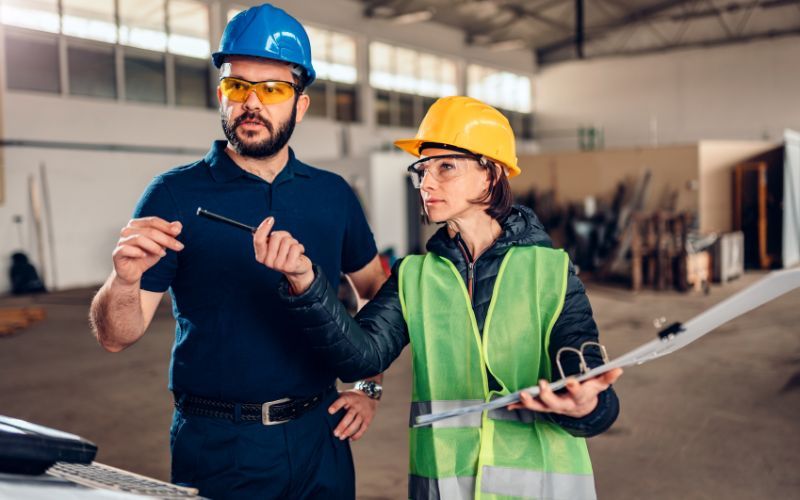 Previnsa - Seguridad industrial en la industria. Técnicos evaluando medias de seguridad aplicadas