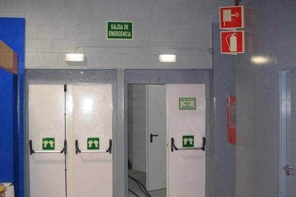 Previnsa proyectos de señalización industrial. Puertas señalizadas.