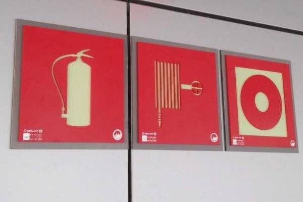 Previnsa proyectos de señalización industrial. Carteles sobre pared.