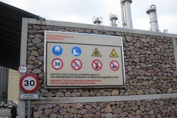 Previnsa proyectos de señalización industrial. Cartel sobre muro.