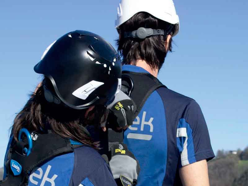 Previnsa curso inspector de EPI - IRUDEK. Inspector realizando inspección de EPI.