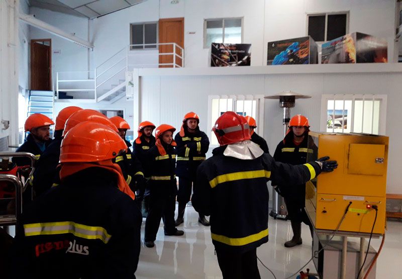Previnsa formación en dirección y mando en emergencias en la industria alumnos en clase presencial.