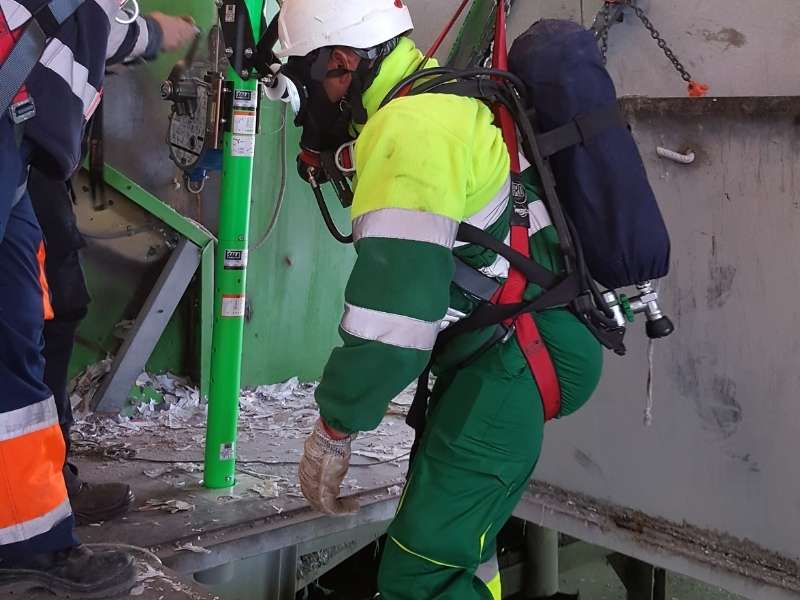 Previnsa formación - Trabajos en espacios confinados. rescatadores en acción
