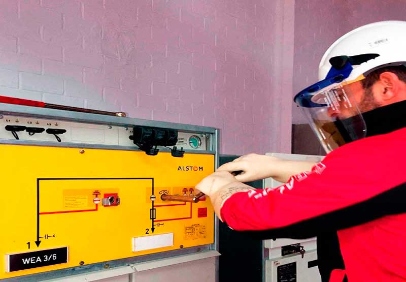 Previnsa Curso Riesgo eléctrico. Operario manipulando cuadro eléctrico.