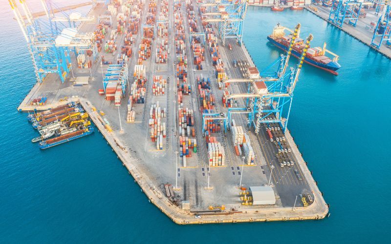 Seguridad marítima para trabajadores de buques. Vista de muelle de carga.